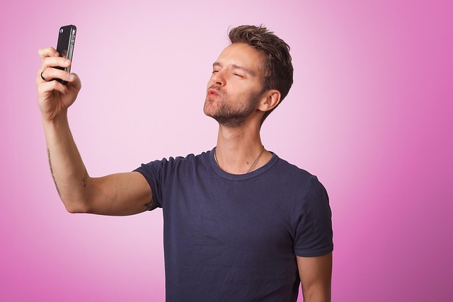 AI Freundin oder echte Liebe? – Warum immer mehr Männer sich in KI Girlfriends verlieben